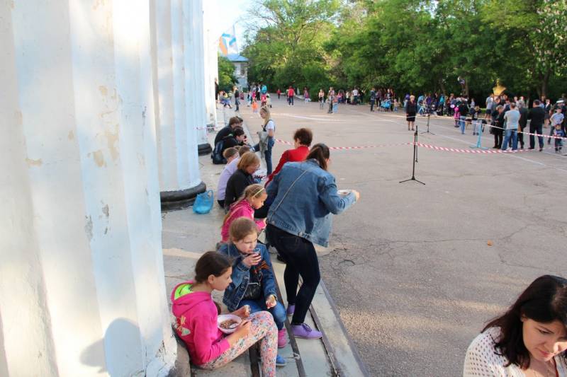 massovoe_gulyanie_polevaya_kuhnya_09_05_2016_08_web_08